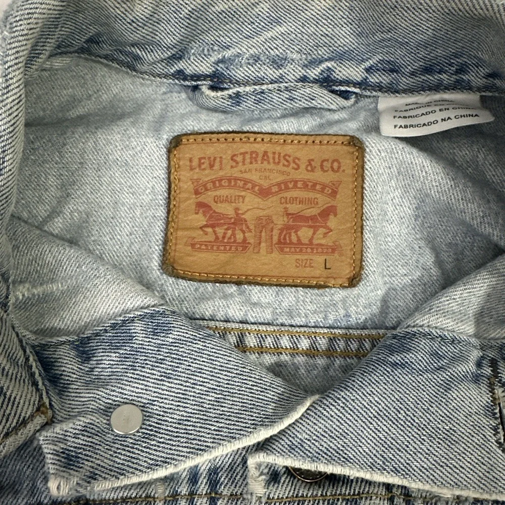 Men's Levi Strauss & Co. Button Up Jean Jacket Ripped Light‎ Wash Size Large